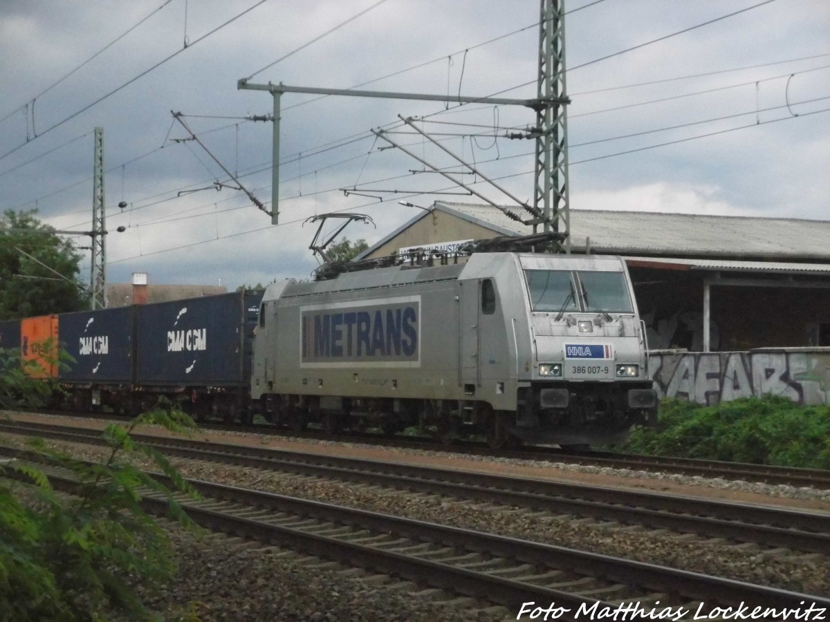 386 007 von Metrans mit einem G�terzug bei der durchfahrt in Delitzsch am 25.8.15