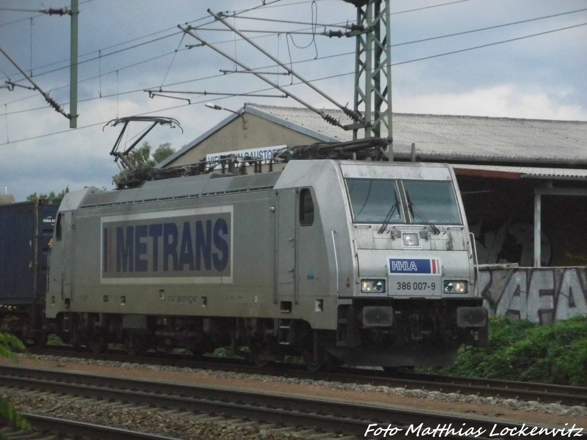 386 007 von Metrans mit einem G�terzug bei der durchfahrt in Delitzsch am 25.8.15