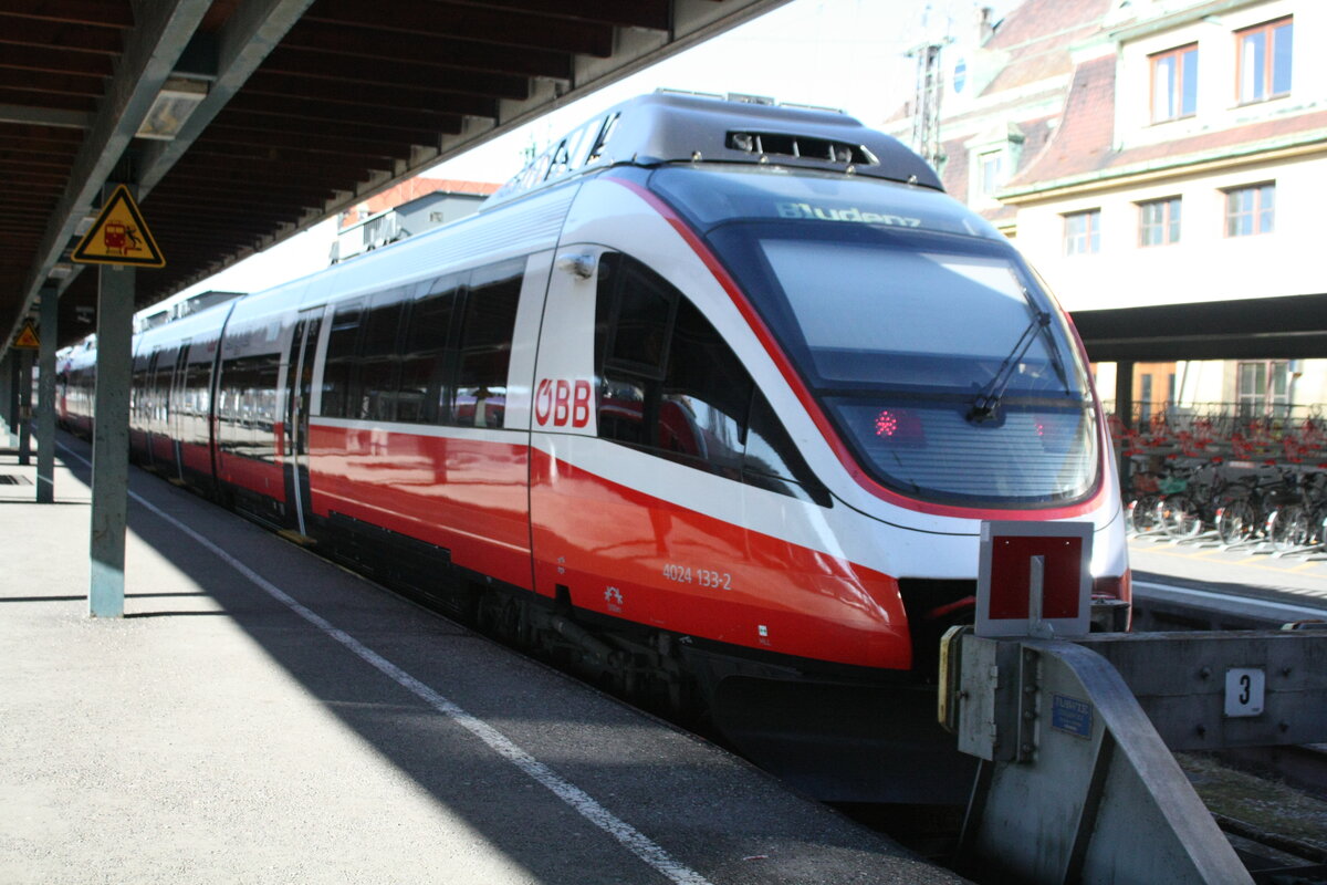 4024 133 und 4024 081 der �BB mit Ziel Bludenz/Schruns im Bahnhof Lindau Insel (ehemals Lindau Hbf) am 24.3.21