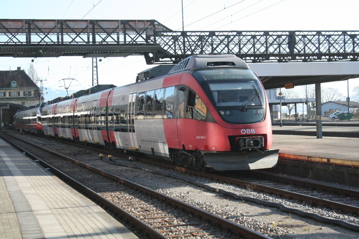 4024 133 und 4024 081 der �BB mit Ziel Schruns/Bludenz beim Verlassen des Bahnhofs Lindau Insel (ehemals Lindau Hbf) am 24.3.21