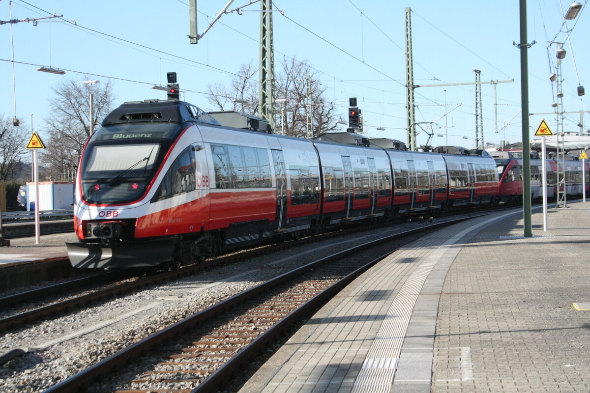 4024 133 und 4024 081 der �BB mit Ziel Schruns/Bludenz beim Verlassen des Bahnhofs Lindau Insel (ehemals Lindau Hbf) am 24.3.21