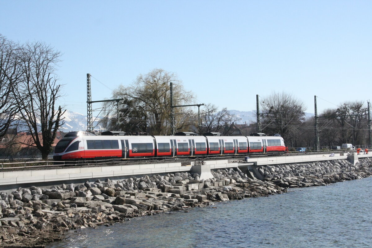 4024 XXX mit ziel Lindau Insel (ehemals Lindau Hbf) kurz hinter dem Bahn�bergang Aeschacher Ufer am 24.3.21