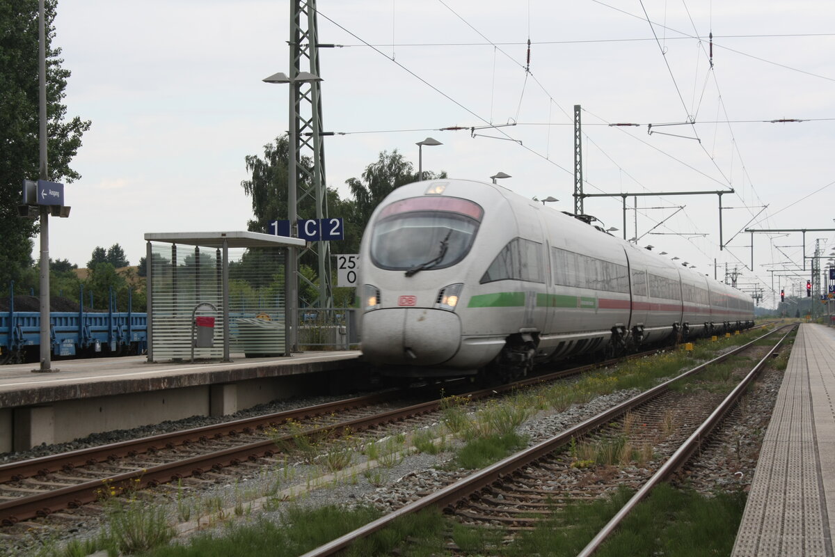 411 XXX bei der Durchfahrt im Bahnhof Bergen auf R�gen am 27.7.21