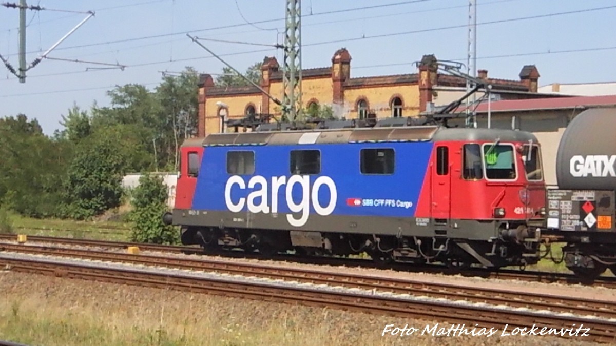 421 XXX mit einem G�terzug beim Halten im Bahnhof Delitzsch unt Bf am 2.8.15