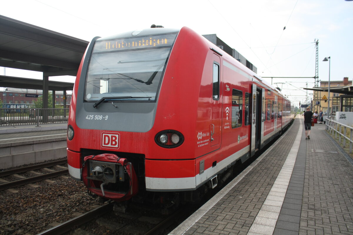 425 508 als S1 mit ziel Sch�nebeck-Bad Salzelmen im Bahnhof Wittenberge am 25.7.21