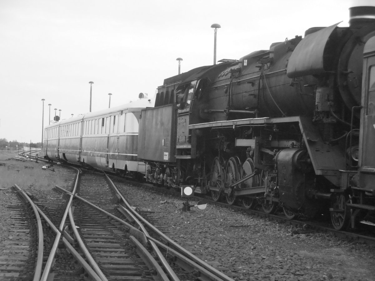 44 1486 und SVT 137 234 beim Reindr�cken ins Bw Sta�furt am 7.5.17