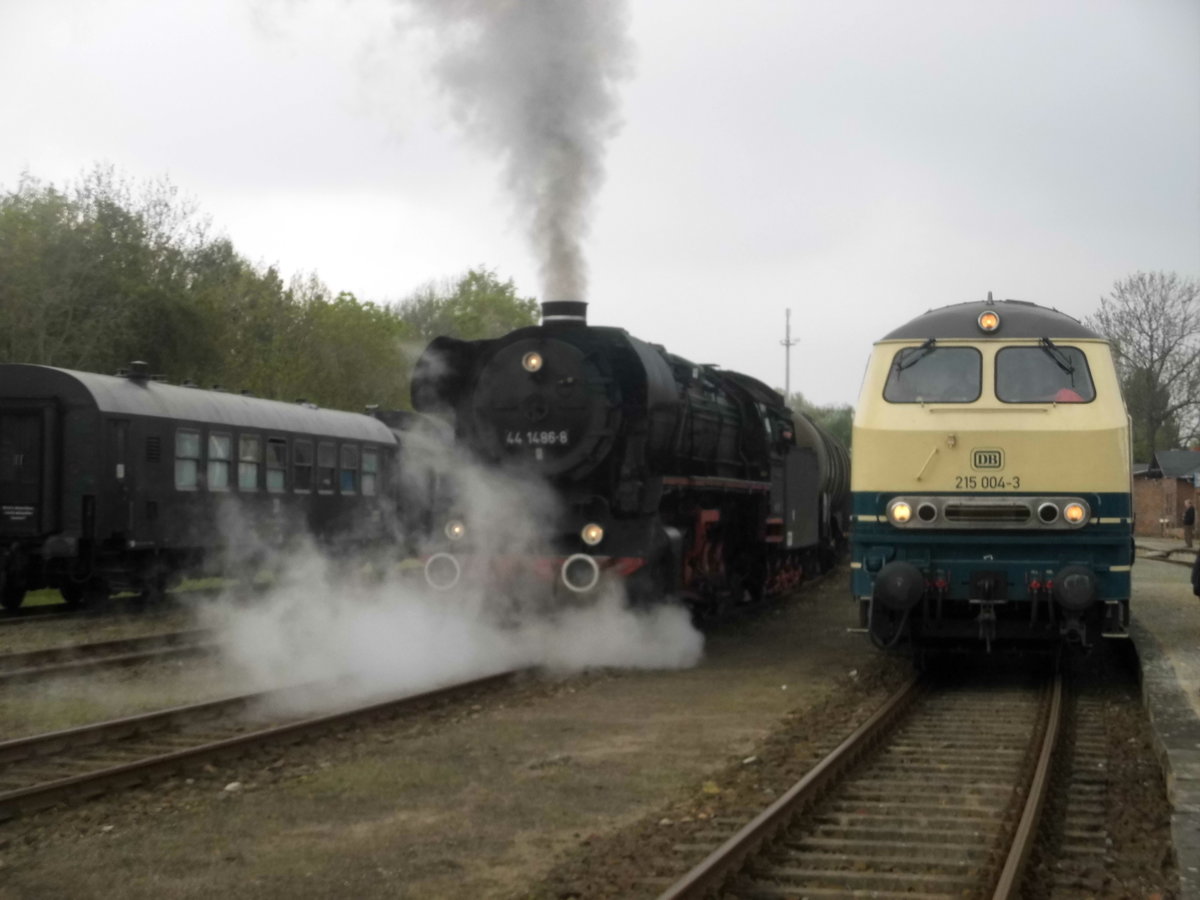 44 1486 unterwegs zum Startpunkt der Scheineinfahrt, w�hrend 215 004 (225 004) in Egeln eine Pause am 6.5.17 macht