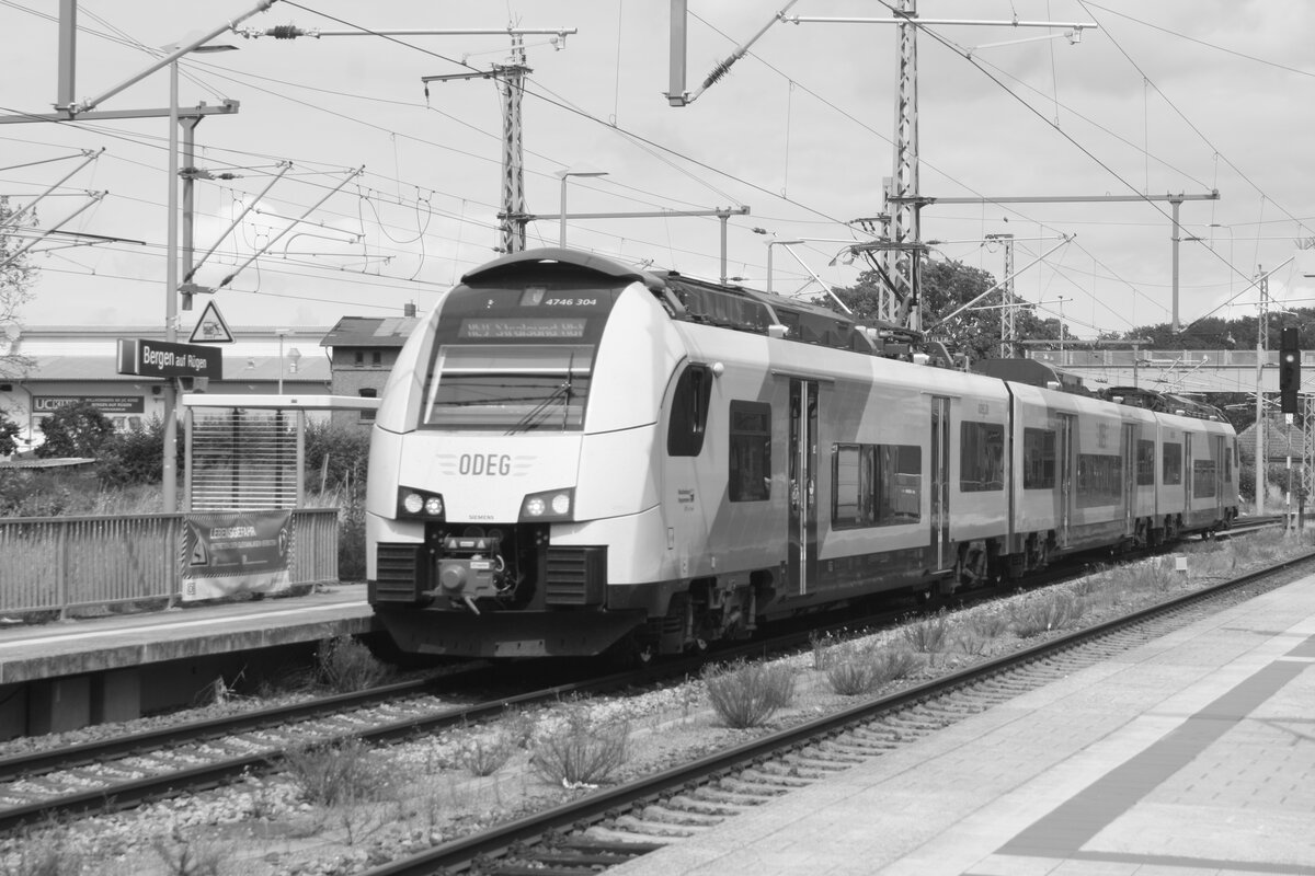 4746 304 der ODEG bei der Einfahrt in den Bahnhof Bergen auf R�gen am 1.8.21