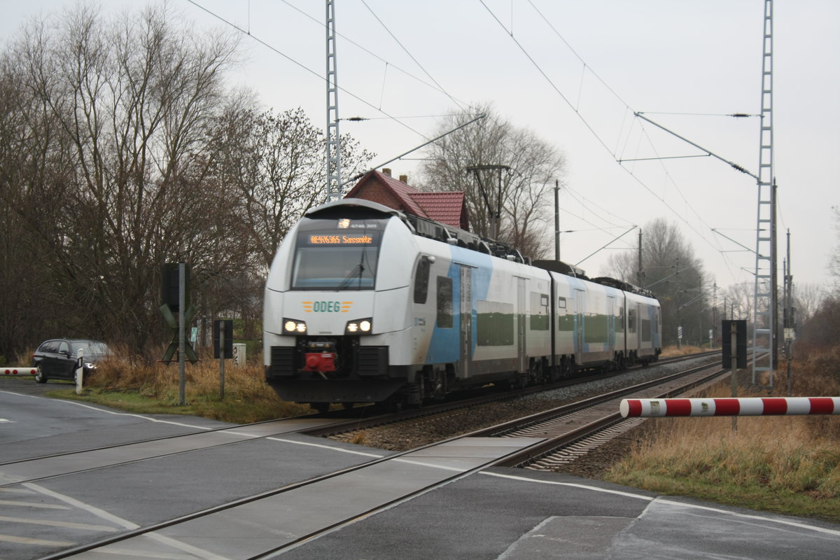 4746 305 als RE9 mit ziel Sassnitz bei der durchfahrt am Bahn�bergang Storchennest bei Bergen auf R�gen) am 21.12.20