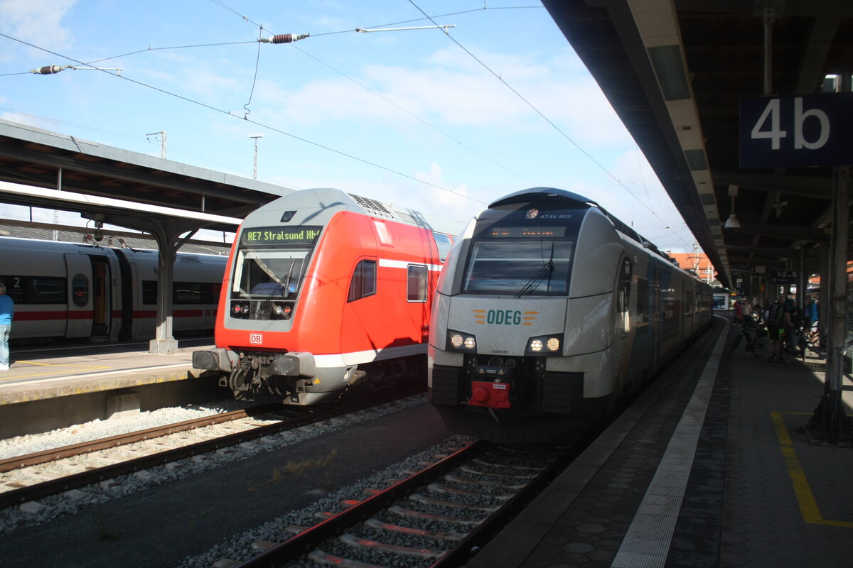 4746 805 der ODEG als RE10 mit Ziel Z�ssow bei der Ein- und Ausfahrt im Bahnhof Stralsund Hbf am 2.8.21