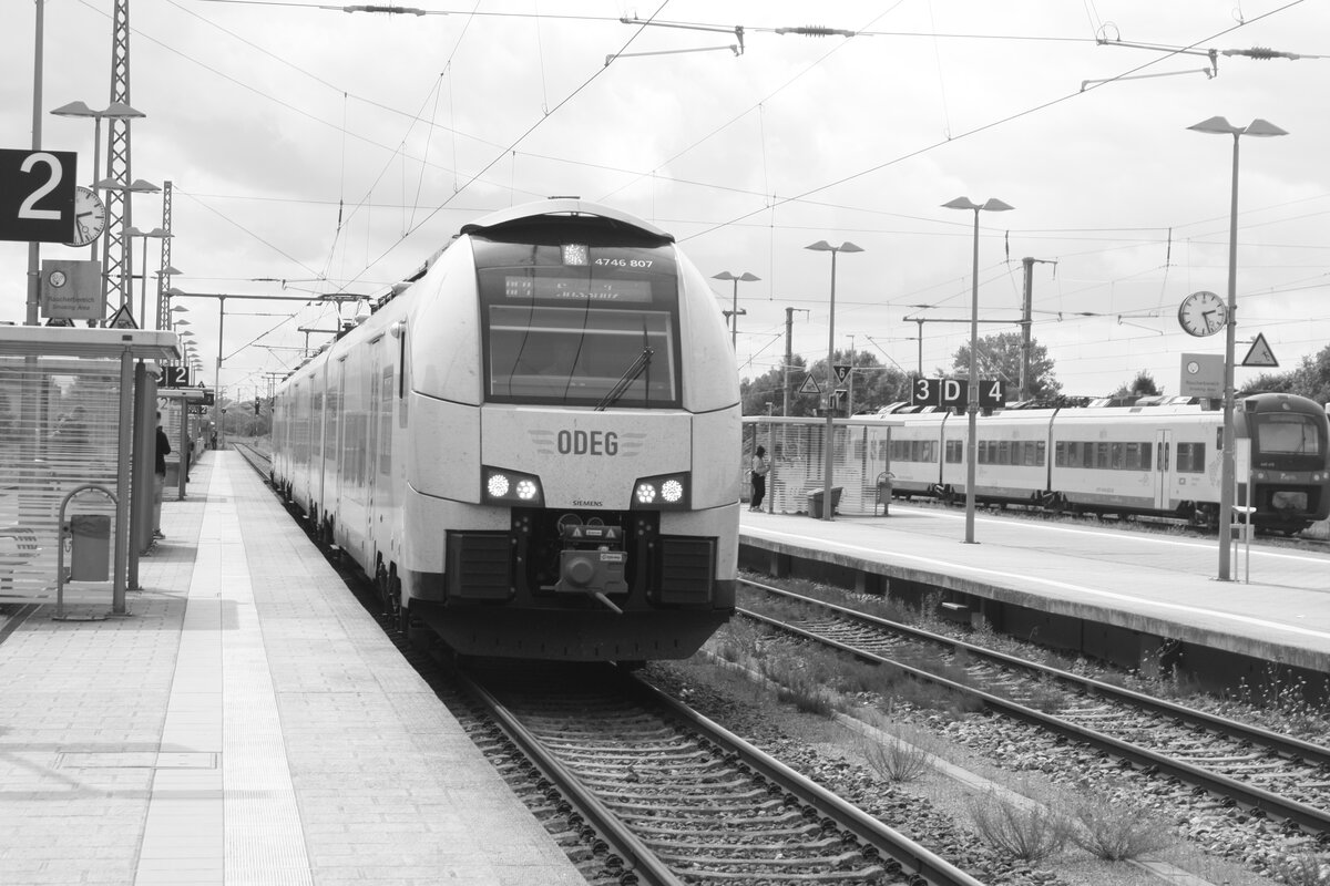 4746 807 der ODEG bei der Einfahrt in den Bahnhof Bergen auf R�gen am 1.8.21