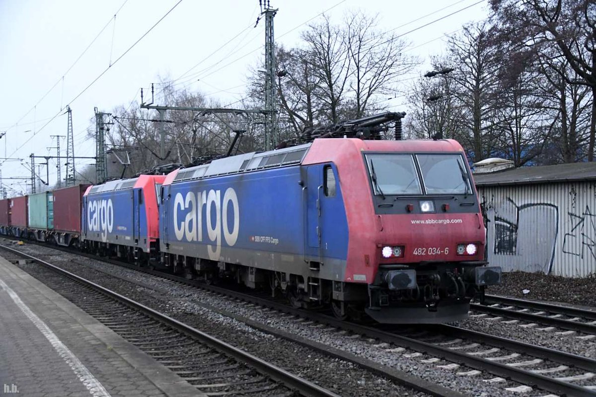 482 034-6 und 482 036-1 fuhren mit einen containerzug durch hh-harburg,09.01.21