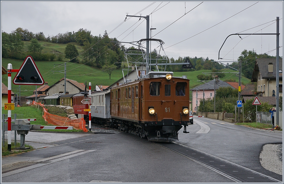 50 Jahre Blonay Chamby - Bündnertag im Saaneland: der Extrazug Montreux nach Gstaad erreicht Montbovon. 
14. Sept. 2018