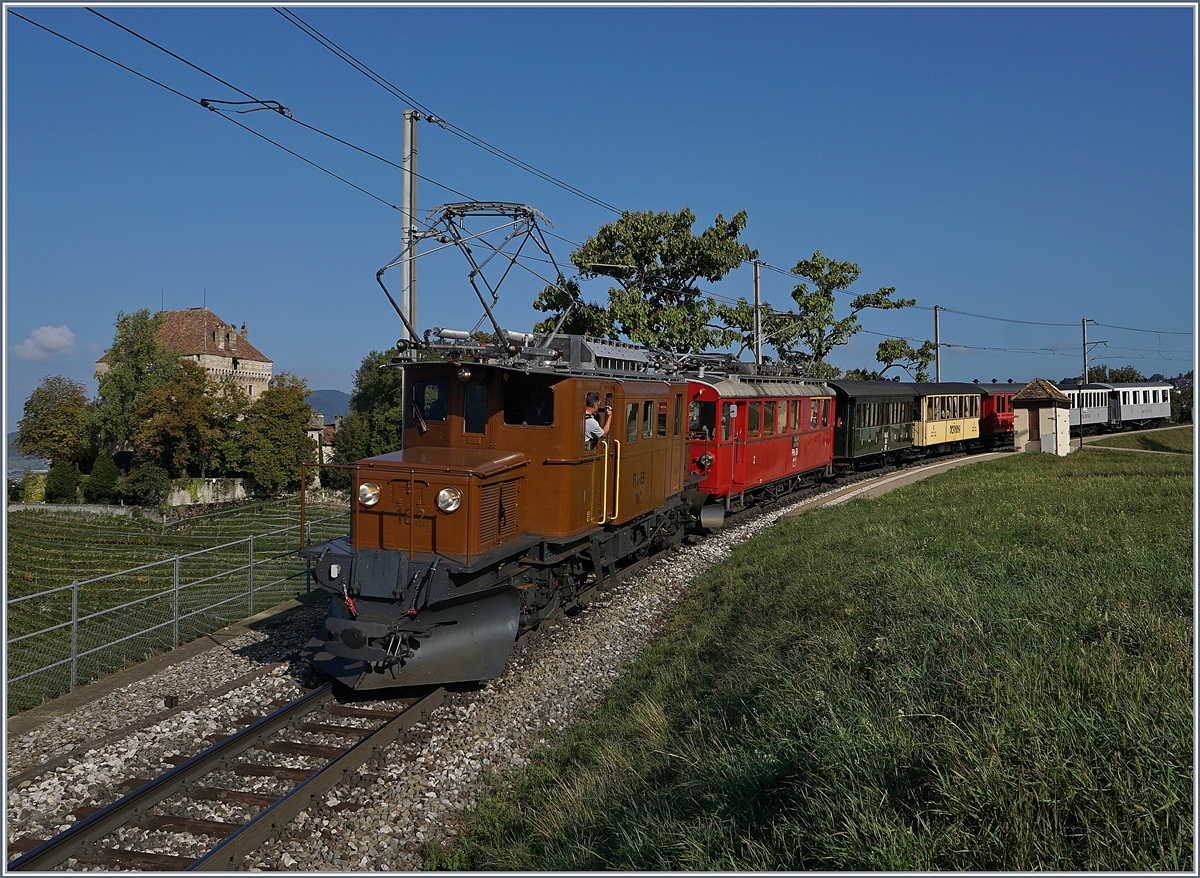 50 Jahre Blonay Chamby - Mega Bernina Festival: Das RhB Bernina Bahn Krokodil Ge 4/4 182 und der RhB ABe 4/4 35 mit ihrem Riviera Belle Epoque Zug bei Châtelard VD auf der Fahrt nach Montreux.
15. Sept. 2018