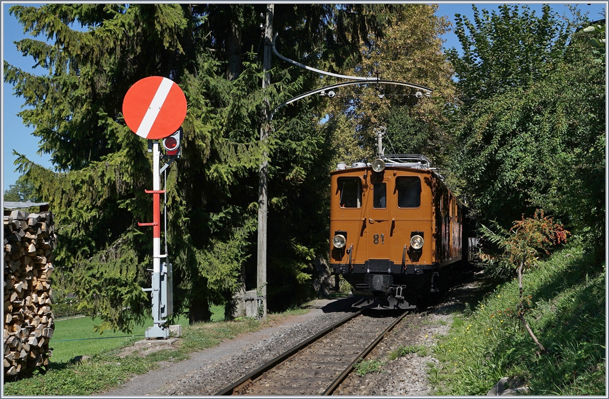 50 Jahre Blonay Chamby - MEGA BERNINA FESTIVAL: Die Blonay-Chamby Bahn BB Ge 4/4 81, beim Einfahrtsignal von Chaulin.

9. Sept. 2018