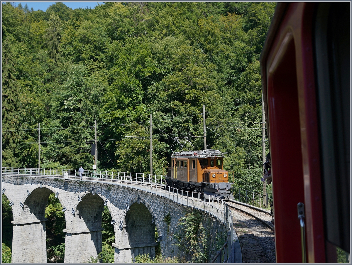 50 Jahre Blonay Chamby - MEGA BERNINA FESTIVAL: Da das Viadukt über die Baie de Clarens zu schwach ist, musste die Vorspannlok Ge 4/4 182 unseren Zug verlassen und alleine über die Brücke fahren. 
9. Sept. 2018