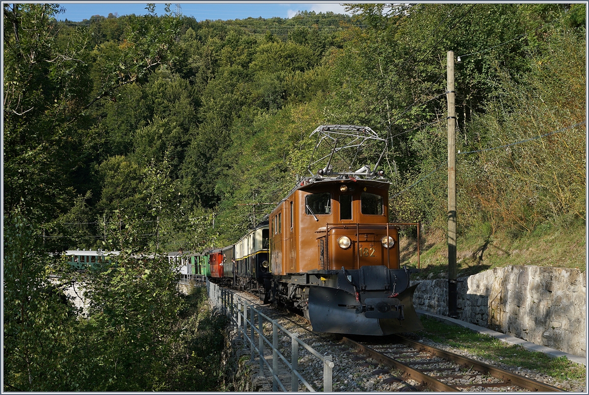 50 Jahre Blonay Chamby - MEGA BERNINA FESTIVAL: das RhB Bernina Bahn Krokodil als Gastlok bei der BC zieht zusammen mit dem MOB FZe 6/6 2002 einen langen Personenzug bei Vers-Chez-Robert Richtung Chamby.
9. Sept. 2018