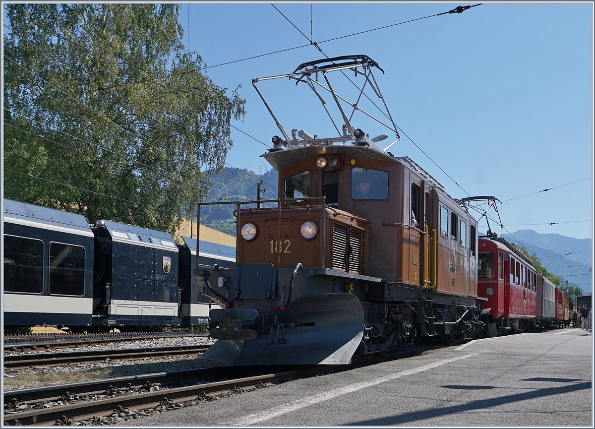 50 Jahre Blonay Chamby - MEGA BERNINA FESTIVAL: das RhB Bernina Bahn Krokodil als Gastlok bei der BC und der Bernina Bahn ABe 4/4 35 bei der Abfahrt Richtung Vevey im Bhanhof von Blonay.
9. Sept. 2018