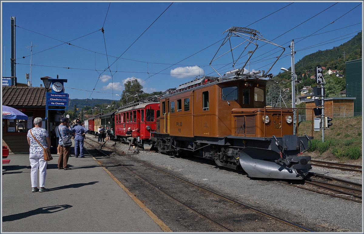 50 Jahre Blonay Chamby - MEGA BERNINA FESTIVAL: Während des B-C Bernina Festival verkehrte am Sonntag einige Züge der BC bis nach Vevey, 
Das Bild zeigt den von Vevey in Blonay eingetroffen Zug kurz vor der Weiterfahret nach Chaulin, mit der Ge 4/4 182 und dem RhB ABe 4/4 35 an Spizte. 


9. Sept. 2018