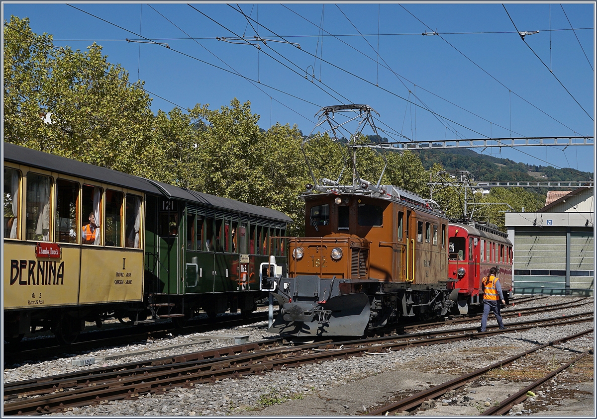50 Jahre Blonay Chamby - MEGA BERNINA FESTIVAL: W�hrend des B-C Bernina Festival verkehrte am Sonntag einige Z�ge der BC bis nach Vevey. 
Da der Zug relativ lang, und zudem die Treibfahrzeuge untereinander auch in Umgekehrter  Reihenfolge d.h. das Krokodil an der Spitze verkehren sollten ergab sich auf den recht engen Gleisangelange von Vevey ein sogenanntes  Kaiserman�ver , ein Ausdruck f�r eine etwas komplizierteres  Rangieren, in diesem Fall mit dem Belle Epoque Zug, dem RhB Ge 4/4 182 und dem RhB ABe 4/4 35. 


9. Sept. 2018
