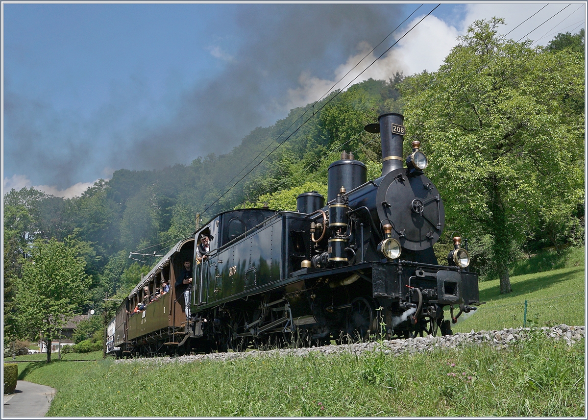 50 Jahre Blonay - Chamby; Mega Steam Festival: Die SBB HG 3/4 208 (Gastlok der BDB Ballenberg Dampfbahn) ist kurz nach Blonay mit einem Zug nach Chamby unterwegs und zeigt sich hier in ihrer vollen Schönheit.

20. Mai 2018