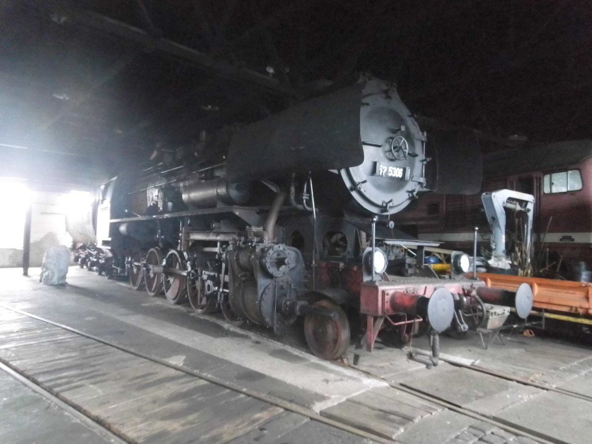 52 5306 im Ringlokschuppen des Bw Sta�furt am 7.5.17