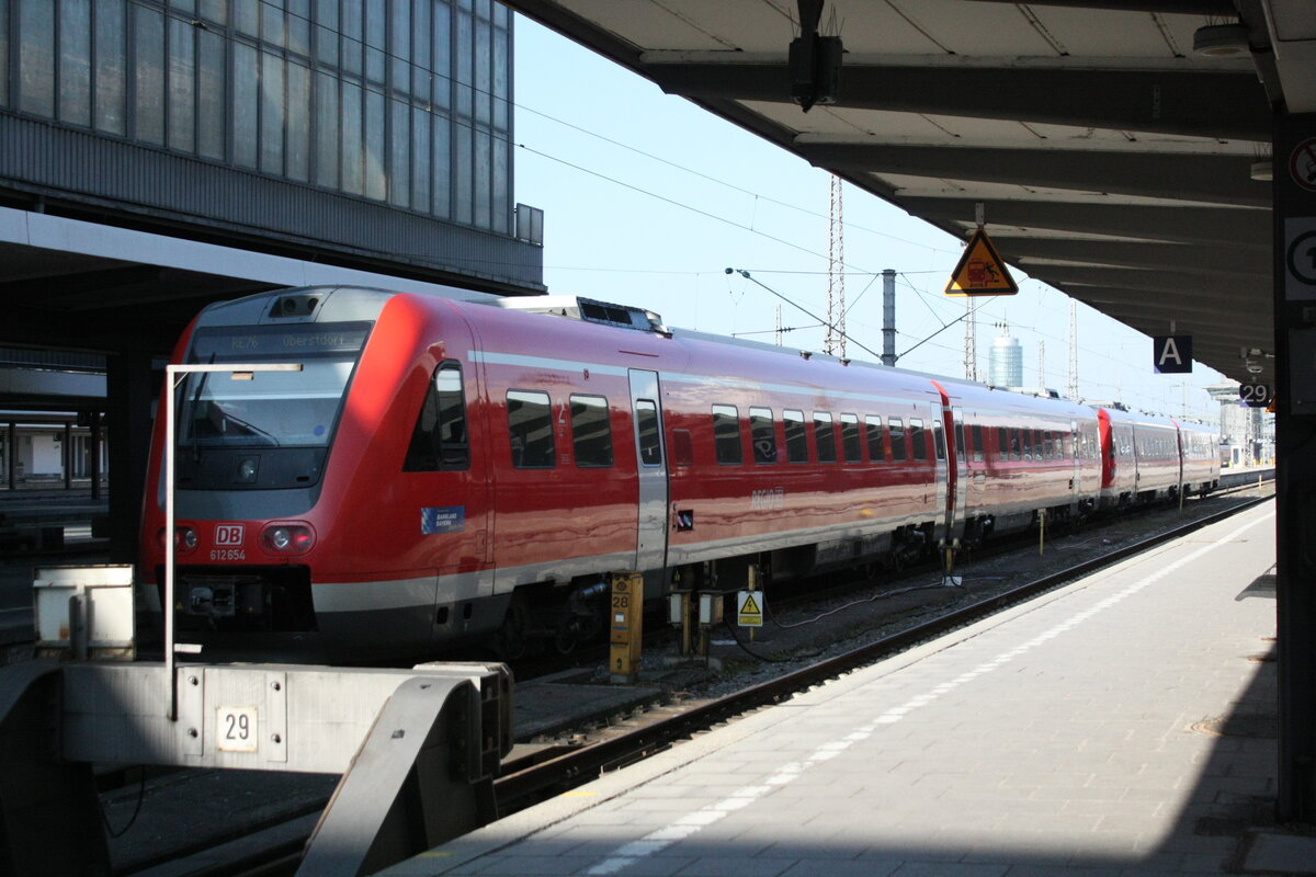 612 554/054 als RE70 mit ziel Oberstdorf mit 612 503/003 als Re70 mit ziel Lindau-Insel (ehemals Lindau Hbf) im Bahnhof M�nchen Hbf am 24.3.21