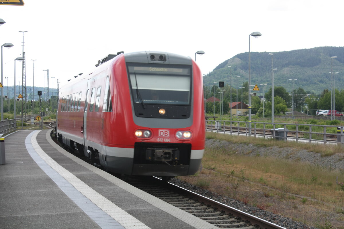 612 684/184 mit 612 135/635 mit Ziel Schm�lln/Gera Hbf bei der Einfahrt in den Bahnhof Jena-G�schwitz am 1.6.22