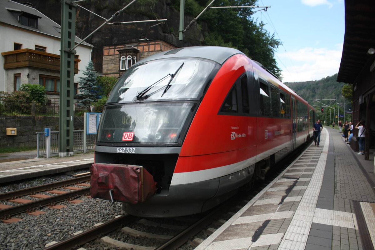 642 032/532 mit Ziel Decin hl.n. im Bahnhof Sch�na am 6.6.22