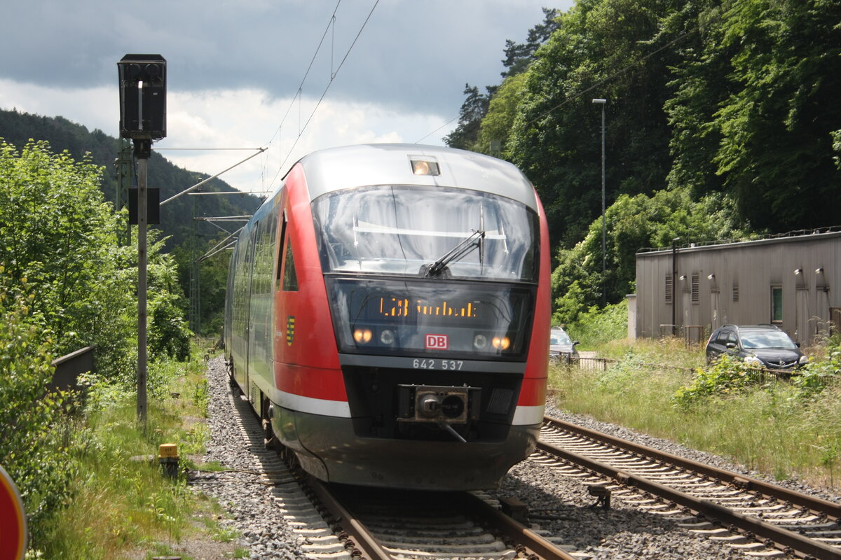 642 527/037 mit Ziel Rumburk bei der Einfahrt in den Bahnhof Sch�na am 6.6.22