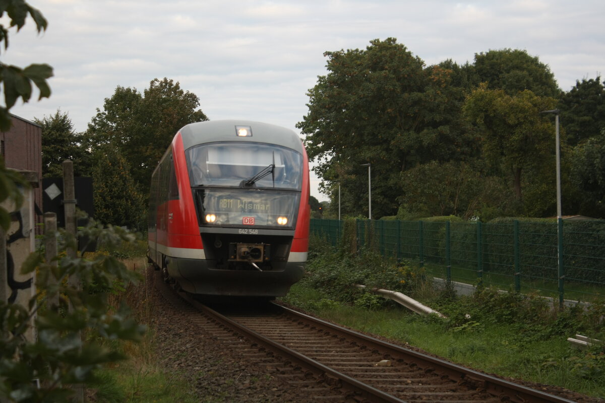 642 548/048 als RB11 mit Ziel Wismar bei der Einfahrt in den Haltepunkt Rostock Thierfelder Stra�e am 20.9.21