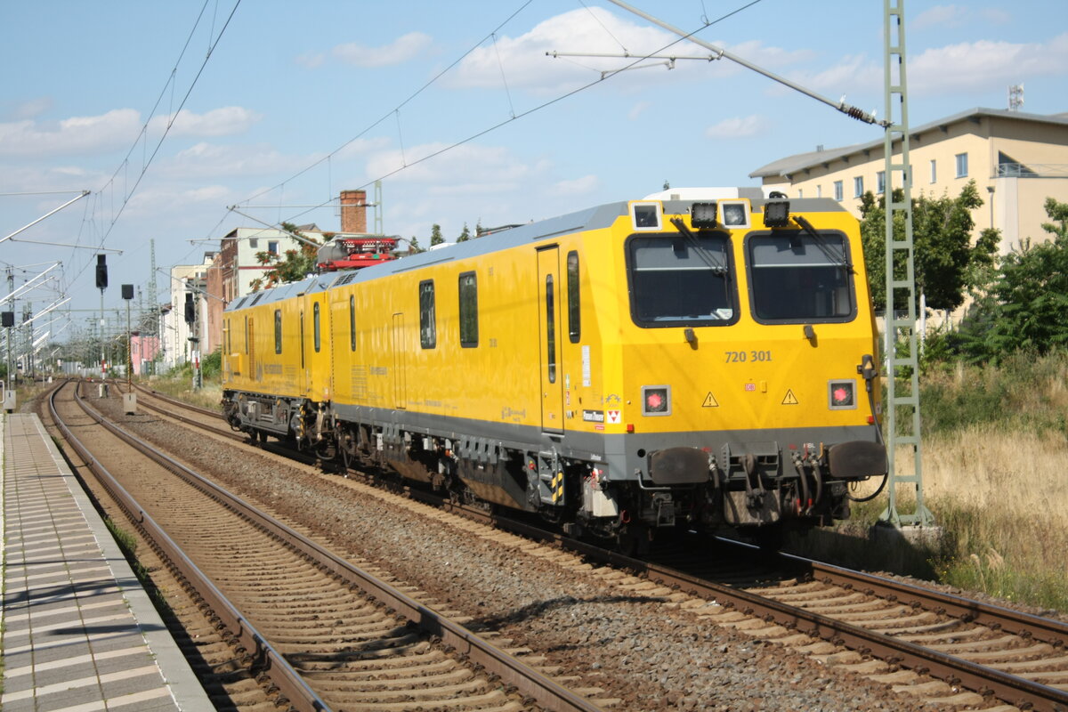 719 301/720 301 (Schienenpr�fzug) bei der Durchfahrt im Bahnhof Merseburg Hbf am 14.8.21