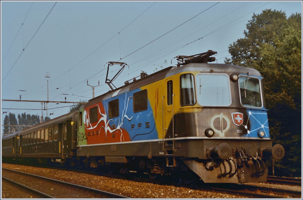 Ab dem 7. Juli 1983 verkehrte die SBB Re 4/4 II 11181 in bunten Farben, aufgemalten vom Künstler Daniel Bourret. Mit der R3 im Frühling 1984 wurde die Lok rot lackiert. 

Re 4/4 II 11181 mit dem Schnellzug 536 in Grenchen Süd am 27. August 1984