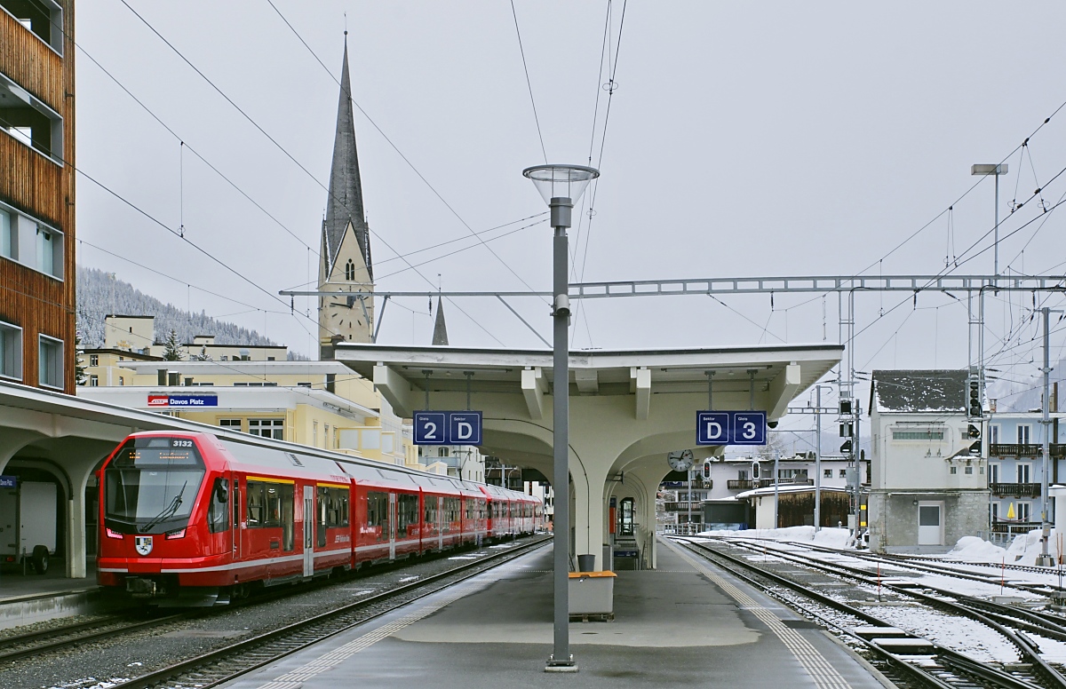 ABe 4/16 3132 und ein weiterer Capricorn am 01.04.2022 im Bahnhof Davos Platz