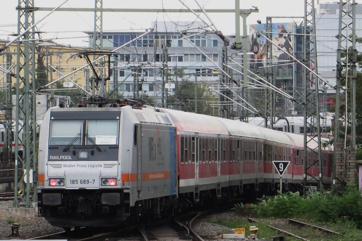 Abellio Ersatzz�ge gab es auch in 2020, wie WFL 185 689 mit N-Wagen beim Ausfahrt aus Stuttgart Hbf am 23 September 2020 sehen lasst.