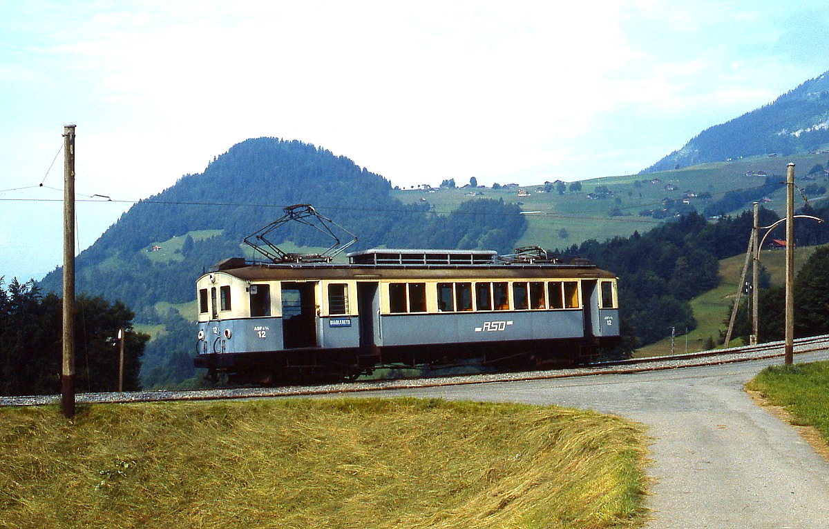 ABFe 4/4 12 der ASD ist im Juli 1983 bei Les Planches in Richtung Les Diablerets unterwegs