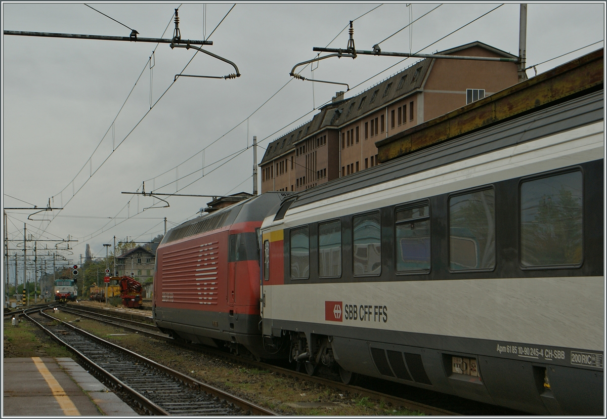 Abgeb�gelt ist die SBB Re 460 mit dem EC 37 nach Venezia am Bahnsteig zum Stehen gekommen. Weit im Hintergrund ist die FS 656 091 zu erkennen, welche erst die SBB RE 460 wieder in den Wechselstromteil des Bahnhofs man�vriert und dann den EC 37 �bernehmen wird.
31. Okt. 2013