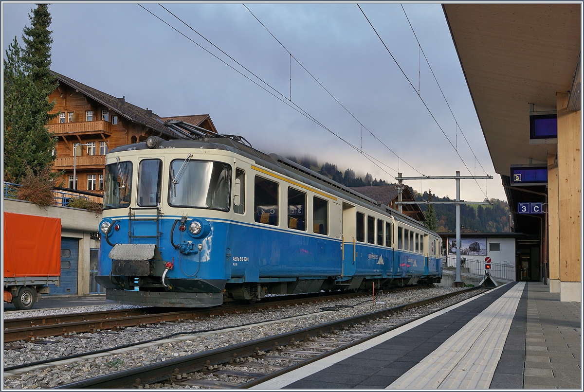 Abgebügelt und wohl auf Abruf bereit stehen die beiden MOB ABDe 8/8 4001 (SUISSE) und 4002 (VAUD) in Zweisimmen.

10. Okt. 2019