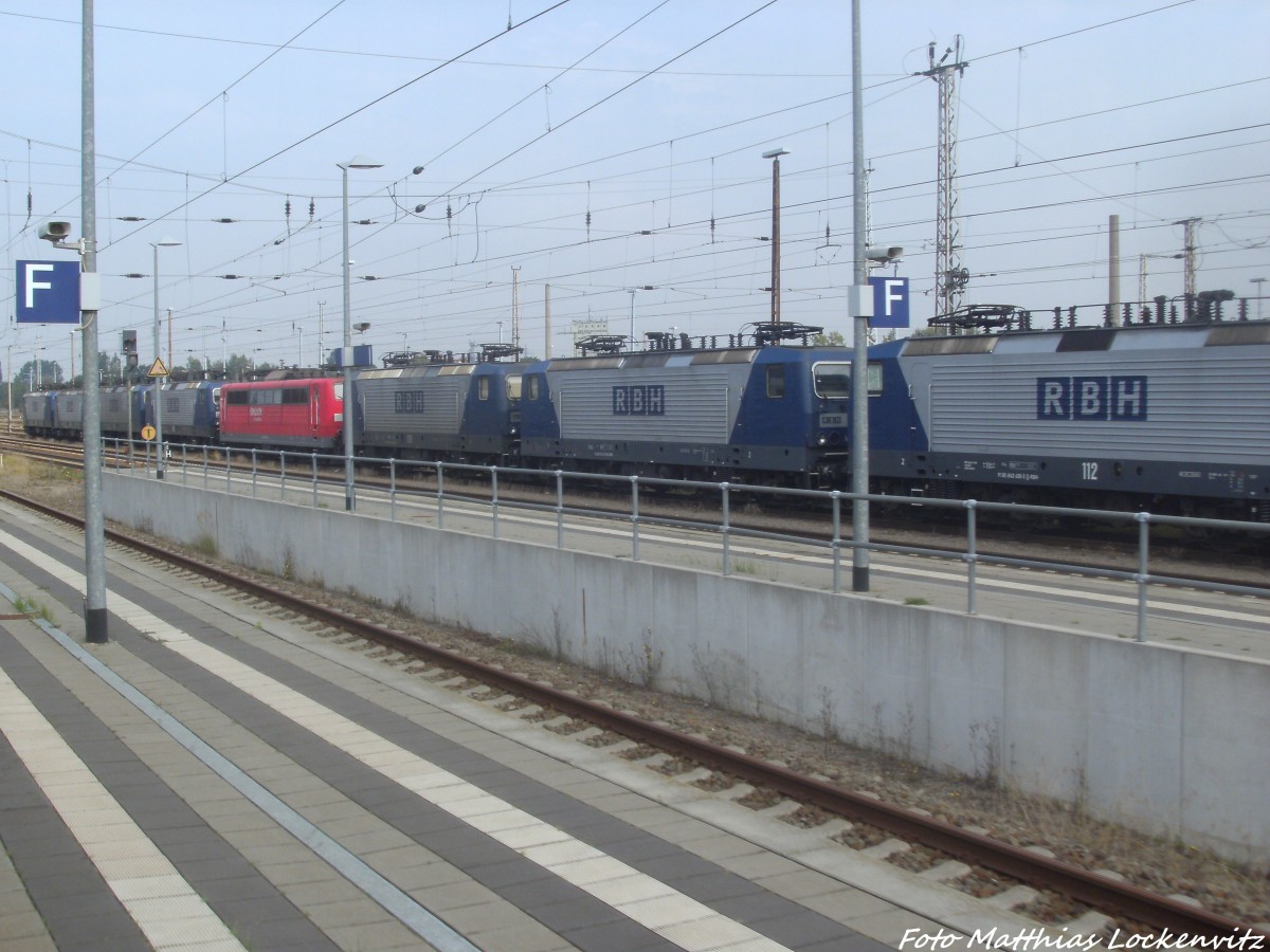 Abgestellte RBH-Loks und eine BR 151 der DB Raillon im Bahnhof Angerm�nde am 7.9.14
