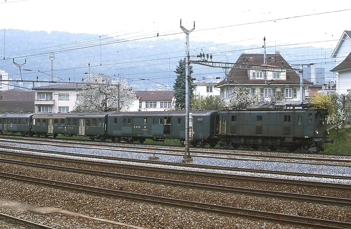 Ae 3/5 10217 verl��t im Mai 1980 mit einem Personenzug den Bahnhof Biel