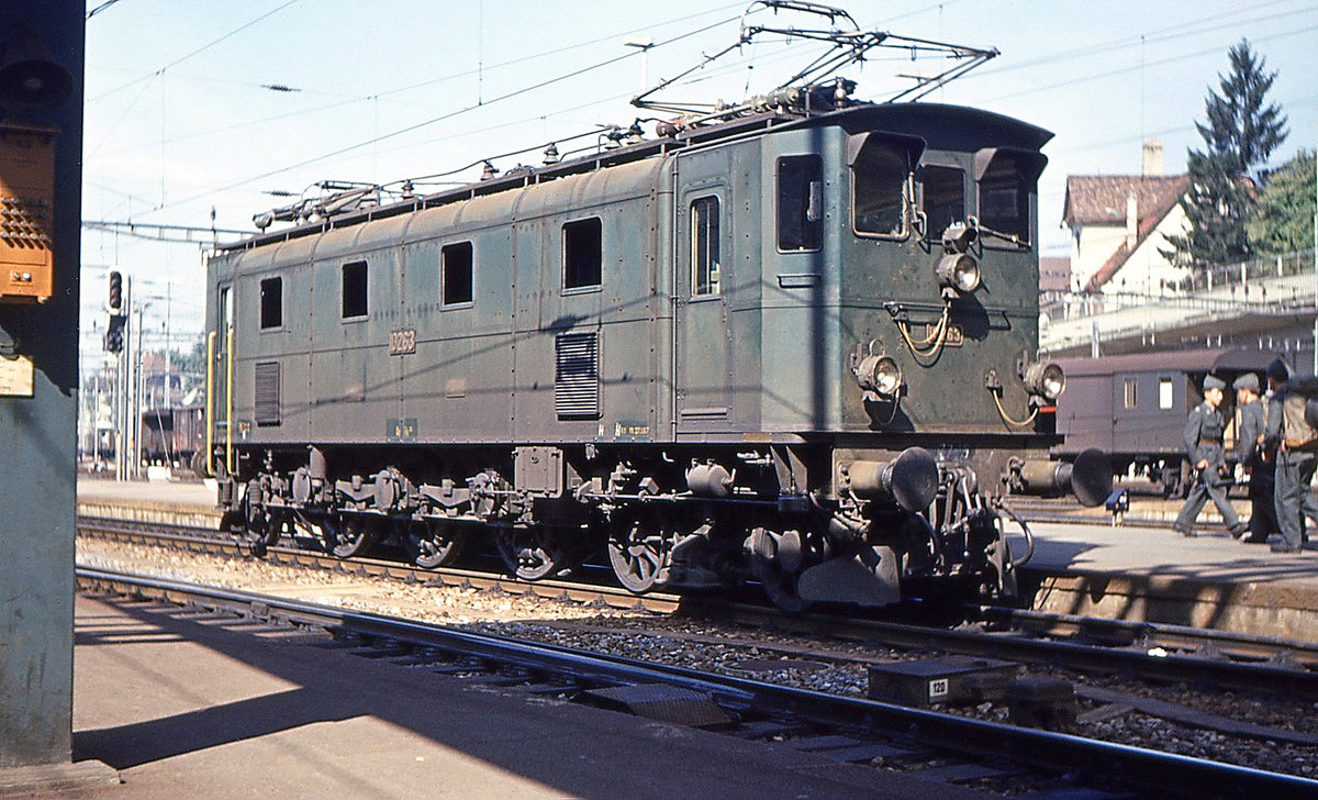 Ae 3/6 III (Achsfolge 2'Co1'): 1925/26 gebaut als Fortsetzung der Serie Ae 3/5 (1'Co1') , deren Kurvenlauf nicht befriedigte. Westinghouse-Federantrieb, elektrische Ausrüstung von SAAS Genève. Ausrangiert zwischen 1968 und 1980. Aufnahme der Lok 10263 in Bern, 2.September 1967. 