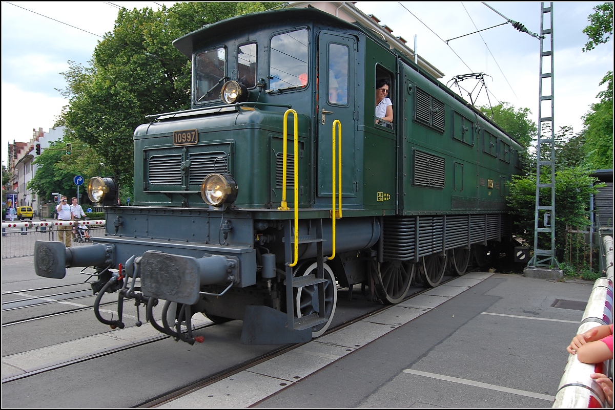 Ae 4/7 10997 auf Besuch in Konstanz. Da der Fahrdraht am Bahnsteig zu Ende war, fuhren die Loks mangels Rangiermöglichkeit um Konstanz herum. Heute kein Thema mehr. Konstanz, Juli 2008.