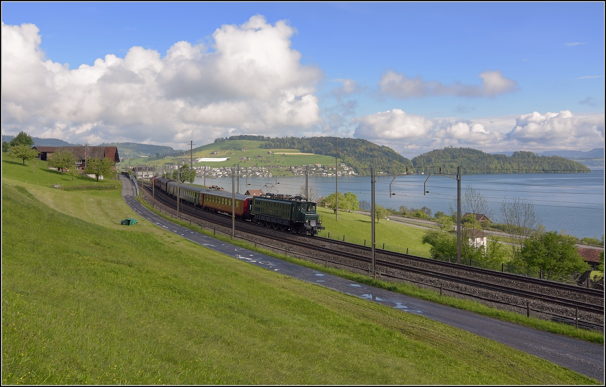 Ae 4/7 mit weiterem historischem Rollmaterial am Zuger See. Mai 2017.