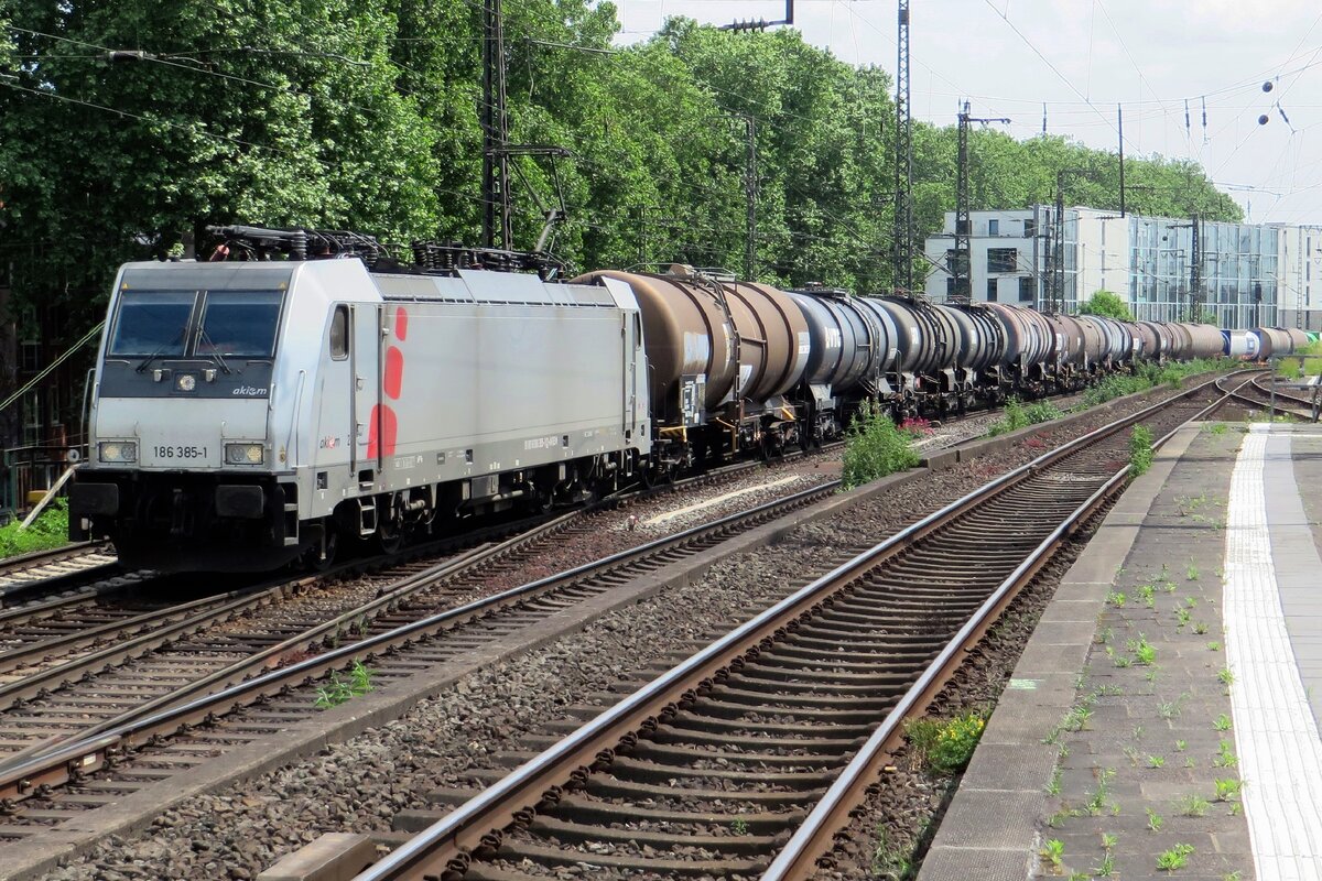 Akiem/Lineas 186 385 zieht ein Kesselwagenzug durch K�ln S�d am 19 Mai 2022.