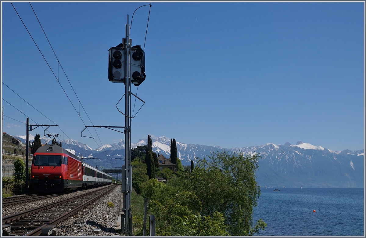 Alle durch den ETCS Betrieb nicht mehr benötigten Signale zwischen Villeneuve und Pully wurden sehr rasch entfernt, bis auf dieses Vorsignal (und sein zugehöriges Einfahrsignal) von Rivaz; so steht es nun abgedeckt und erinnert an vergangene Zeiten. 
Rechts im Bild ist die Re 460 035-9 mit einem IR nach Brig zu sehen.
29.04.2017