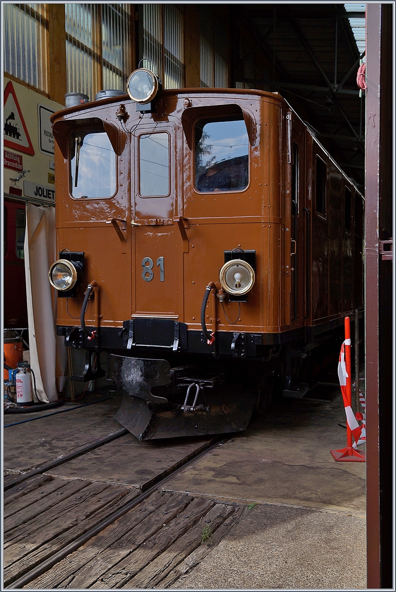 Als die BB G 4/4 81 der Blonay-Chamby Bahn etwas schielend aus dem Dépôt von Chaulin blinzelt, hatte sie ihre erste Probefahrt nach Blonay, schon hinter sich, dies fand am 16.8 statt und ich habe sie leider verpasst.
Das Bild entstand am 19. August 2018