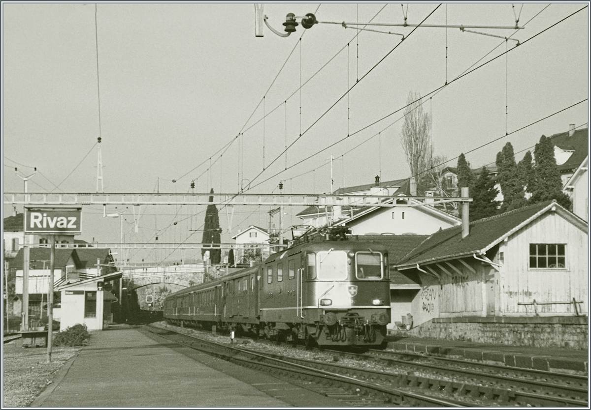 Als im Frühjahr 1995 die SBB Re 4/4 II 11343 mit ihrem Schnellzug nach Birg durch den Bahnhof von Rivaz fährt, verfügt dieser noch über umfangreiche Gleisanlagen und einen Güterschuppen. Damals wurde auch die Getreidemühle westlich des Bahnhofs und mit einem Anschlussgleis ausgestattet von Getreidewagen im Schiebedienst mit einem  Sputnik  als Steuerwagen bedient. 

Analog Bild vom April 1995