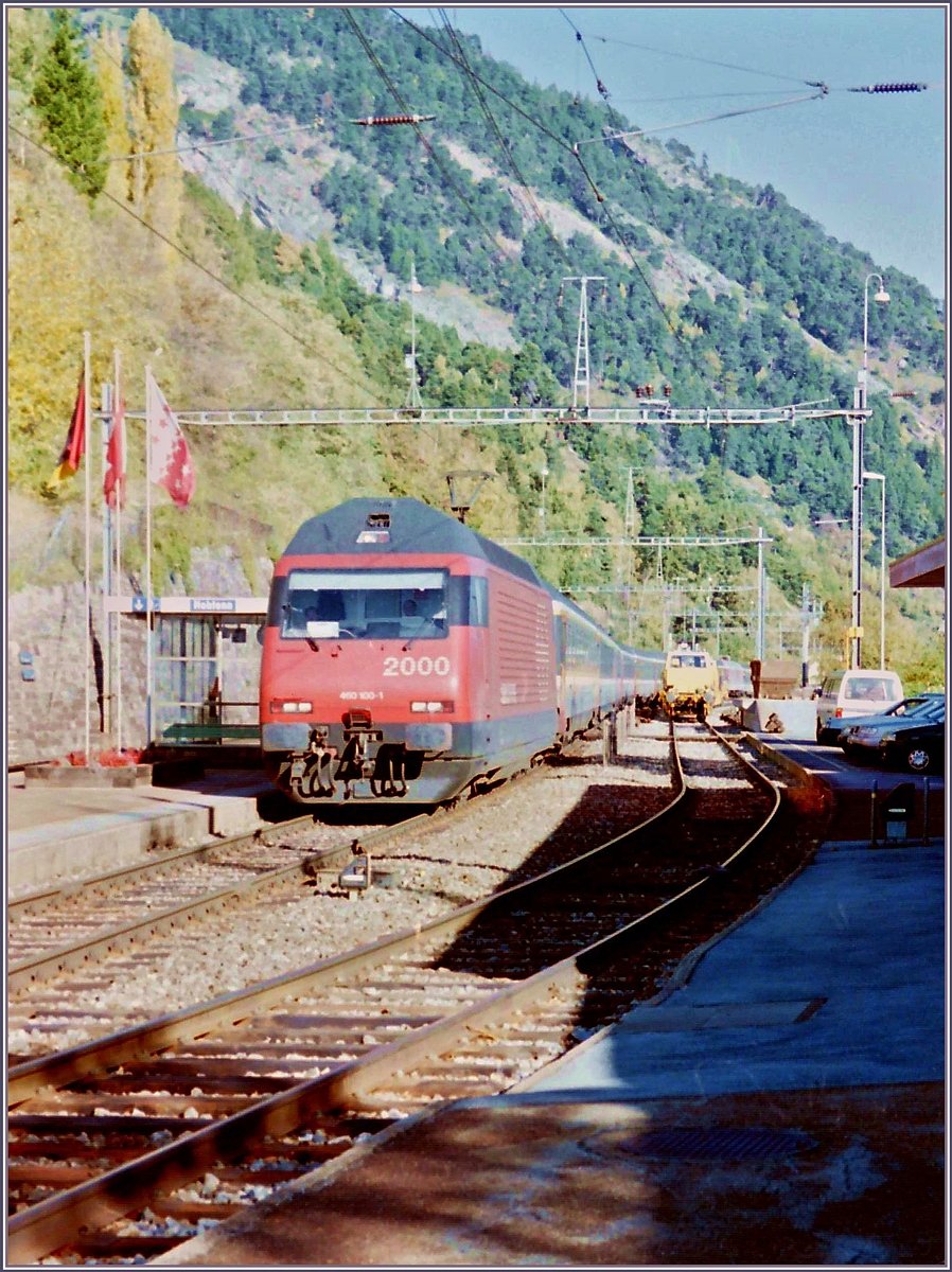 Als man von Brig nach Bern noch nicht durch den Lötschbergbasistunnel fuhr, war der Betrieb auf der Bergstrecken sehr interessant. Im Bild eine SBB Re 460 mit einem IC Richtung Bern bei der Durchfahrt in Hohtenn. 

Im Oktober 1995