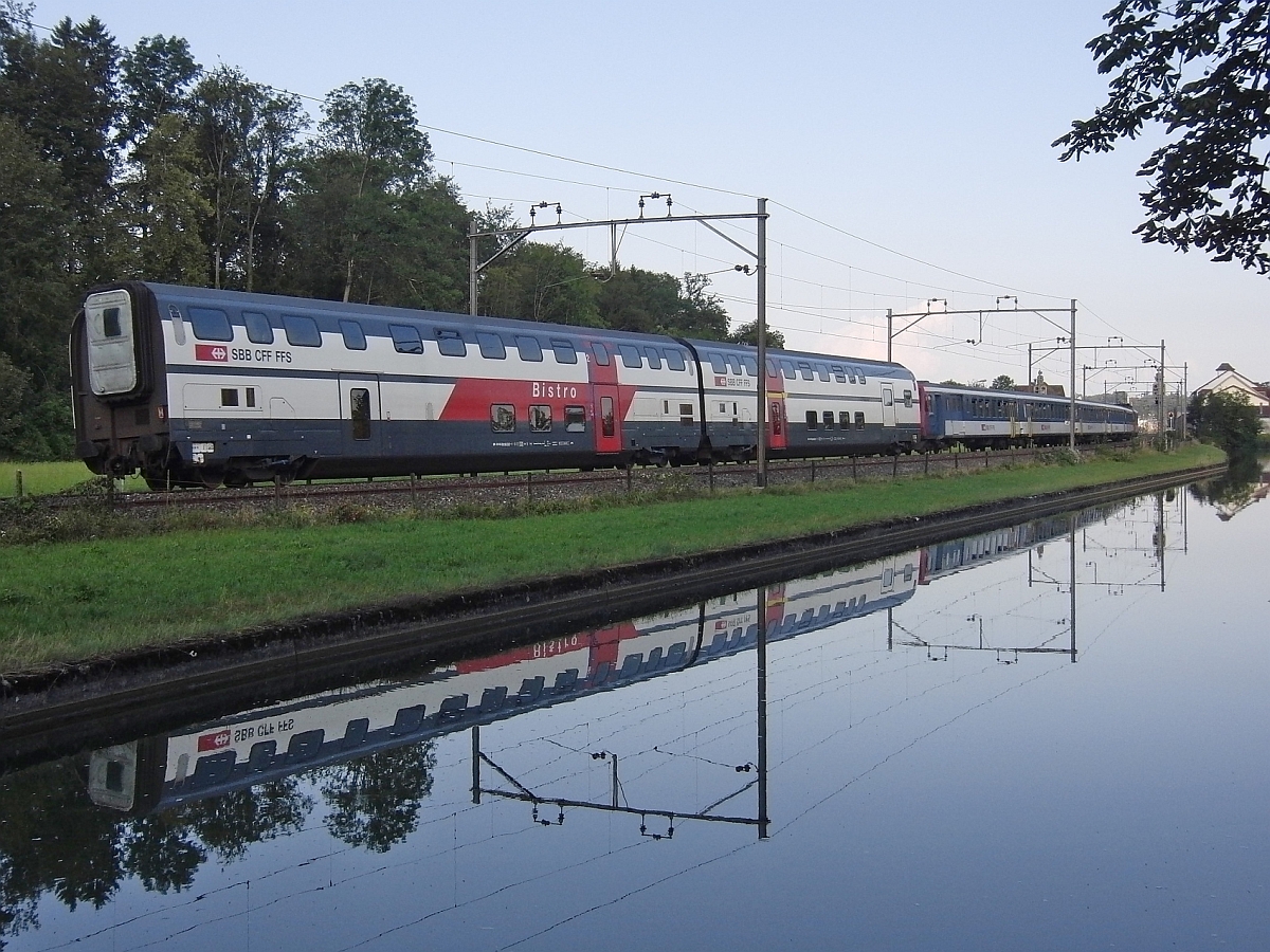 Als S 19073 auf der Fahrt von Zürich nach Romanshorn, zieht ein RBe 540 nicht nur die dazugehörenden, 'passenden' Wagen sondern auch noch zwei 'Exoten'. Aufnahme entstand am 10.08.2012 bei Bürglen.