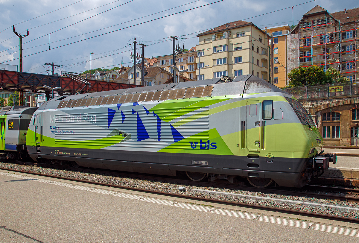 Als Seiten-Portrait...
Die Re 465 001-6  Simplon/Sempione  (91 85 4465 001-6 CH-BLS) mit Werbung  Mehr durch Zug - 10 Jahre L�tschberg-Basistunnel  der BLS wird am 18.05.2018 mit einem EW III-Pendelzug (RegioExpress Neuch�tel – Bern) im Bahnhof Neuch�tel bereitgestellt.

Die Lok wurde 1994 von der SLM Winterthur unter der Fabriknummer 5638 gebaut, der elektrische Teil ist von ABB. Sie war die erste Re 465.

Die BLS Re 465 ist eine von der BLS L�tschbergbahn beschaffte elektrische, vierachsige Universallokomotive mit Umrichtertechnik. Sie ist eine Variante der Re 460 der SBB und geh�rt zur Lok-2000-Familie. Der Unterschied zur SBB Re 460 ist die Umrichteranlage. Im Gegensatz zur Re 460, die mit einem Umrichter pro Drehgestell ausger�stet ist, verf�gt die BLS Re 465 �ber einen Umrichter pro Radsatz. Somit l�sst sich eine schleudernde Achse schneller und effektiver wieder in normalen Lauf bringen. Zudem besitzt die Re 465 sechspolige Asynchron-Fahrmotoren (Re 460: vierpolige Asynchronmotoren). Dadurch hat die Re 465 eine um 300 kW h�here Dauerleistung von insgesamt 6.270 kW (Stundenleistung von 7.000 kW) gegen�ber der Re 460. Zudem ist die Re 465 mit der Vielfachsteuerung des Systems IIId und mit �bergangskabel BLS/BBC ausger�stet.  Dies erlaubt die Vielfachsteuerung zum Beispiel mit Re 4/4II, Re 4/4III, Re 6/6, Re 425 oder Ae 415. Die Rads�tze im Drehgestell stellen sich radial zum Gleisbogen ein.

Die Re 460 und die Re 465 sind erfolgreiche Konstruktionen. Dank ihnen gewann das schweizerische Konsortium SLM/ABB Ausschreibungen von Hochleistungslokomotiven in Norwegen (NSB El 18), Finnland (VR Baureihe Sr2) und Hongkong (KCRC TLN/TLS).

TECHNISCHE DATEN:
Spurweite:  1.435 mm (Normalspur)
Achsformel:  Bo’Bo’
L�nge �ber Puffer:  18.500 mm
H�he:  4.540 mm
Breite:  3.000 mm
Dienstmasse:  84 t
Zugelassene H�chstgeschwindigkeit:  160 km/h
Stundenleistung:  7.000 kW
Dauerleistung:  6.400 kW
Anfahrzugkraft:  300 kN
Treibraddurchmesser:  1.100 mm
Stromsystem:  Wechselstrom 15 kV 16,7 Hz